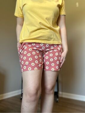 Pink Daisy Print Shorts with Elastic Waist and Pockets Size M